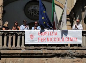 Striscione per Niccolò Ciatti sulla facciata di Palazzo Medici Riccardi