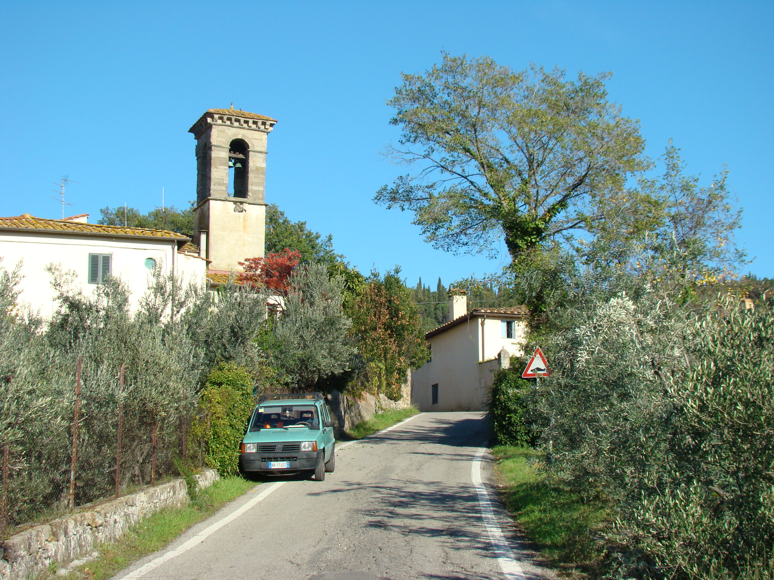 La Chiesa di Santa Maria e San Lorenzo a Vincigliata vista dalla strada Provinciale di Vincigliata all'altezza del Castello di Vincigliata (di Giuliana Profeti)