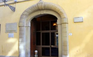 Portone di via Ginori 10