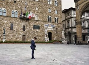 Il Sindaco Dario Nardella nel silenzio di Piazza della Signoria ricorca le vittime del coronavirus