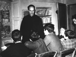 Scuola di Barbiana: don Lorenzo Milani e i suoi alunni in aula
