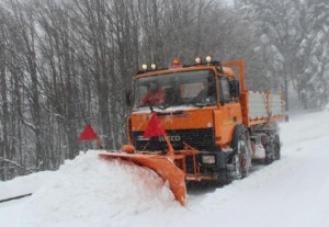 Personale della Città metropolitana al lavoro sulle strade