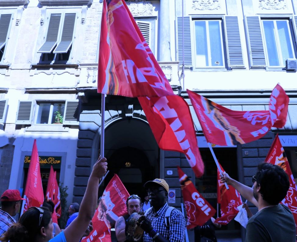 Lavoratori appalto Alia-Selezione carta davanti a Palazzo Medici Riccardi (foto Antonello Serino - Met)