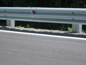 porzione di asfalto con guard rail