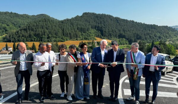 taglio del nastro inaugurale della strada con rappresentanti delle istituzioni