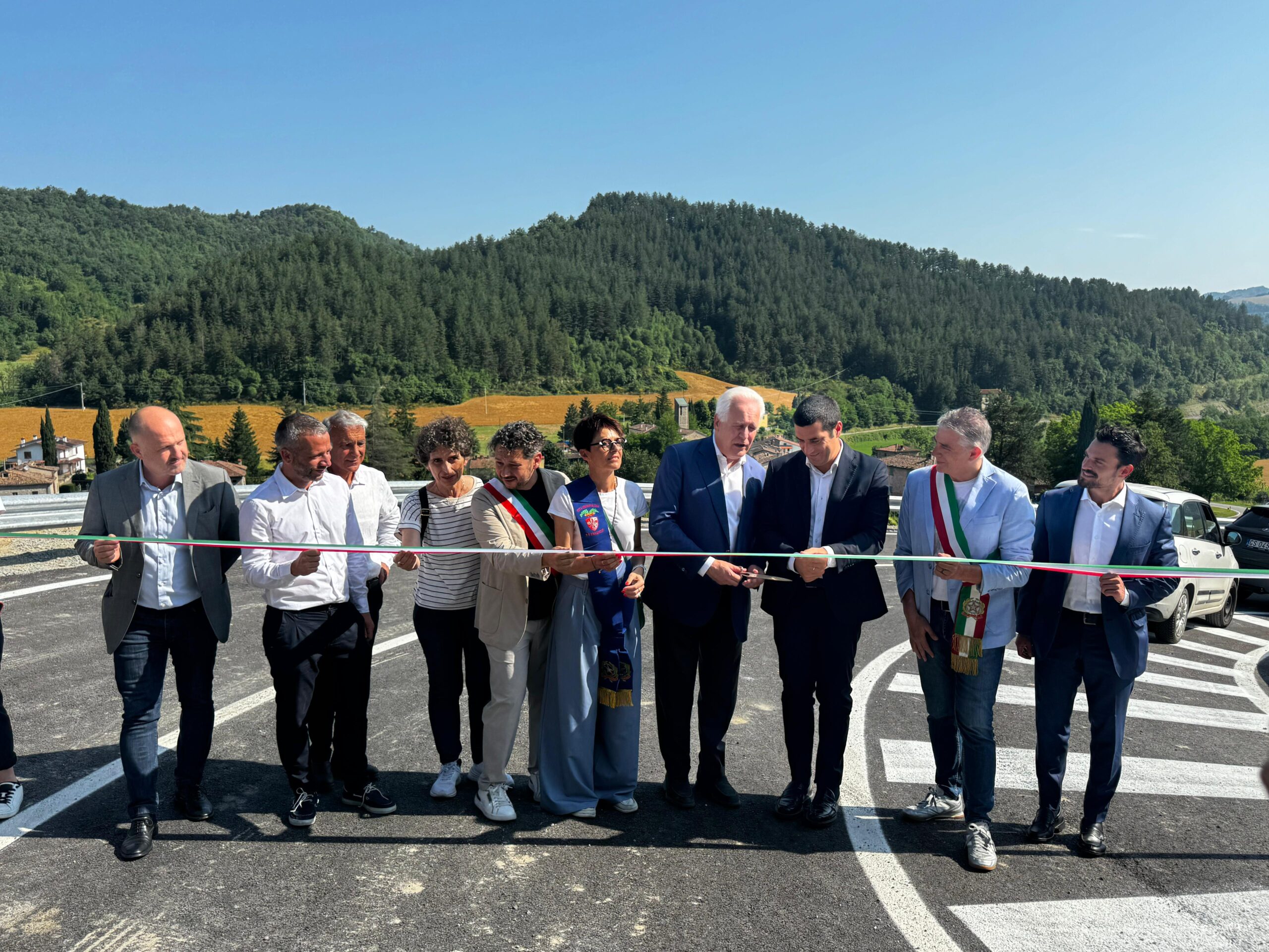 taglio del nastro inaugurale della strada con rappresentanti delle istituzioni