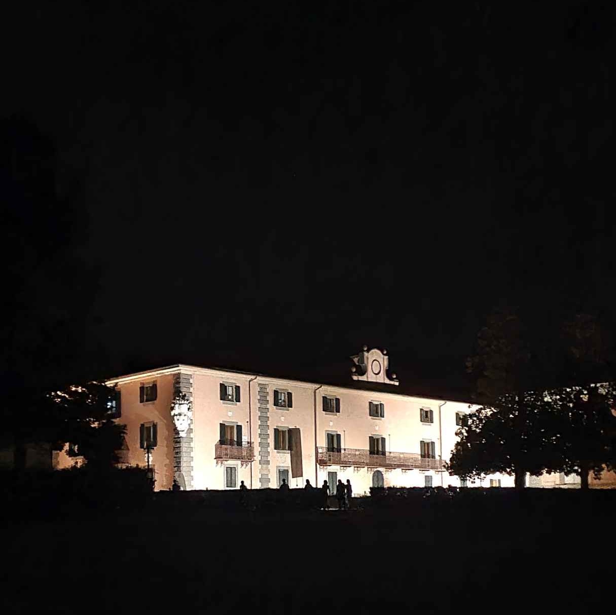 vista notturna del complesso mediceo di pratolino