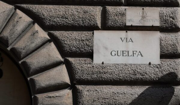 cartello indicante Via Guelfa su palazzo