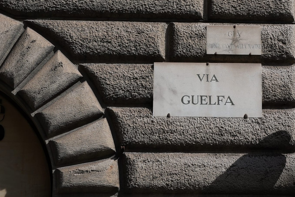 cartello indicante Via Guelfa su palazzo
