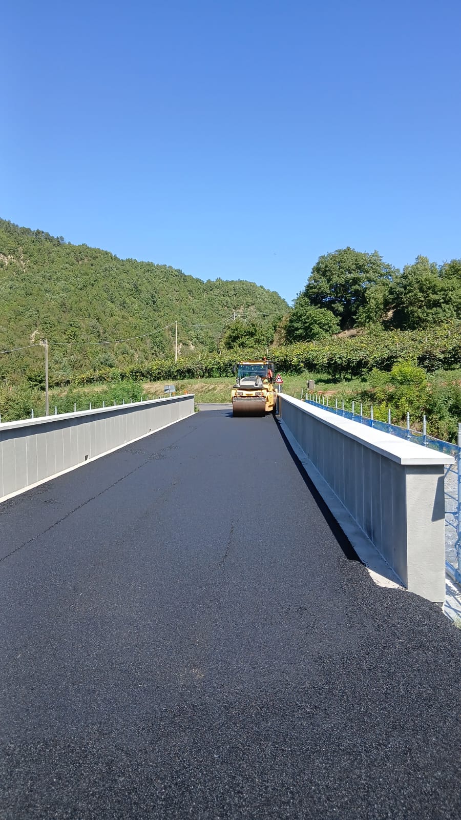 ponte con macchina operatrice sullo sfondo