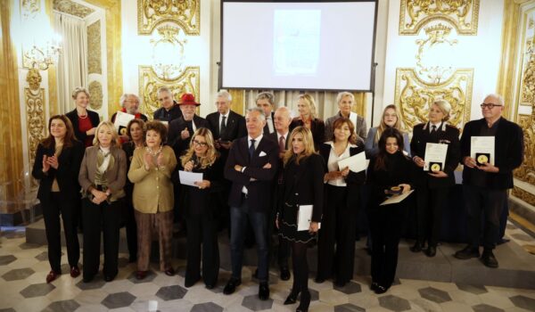 foto di gruppo dei premiati in sala Luca Giordano