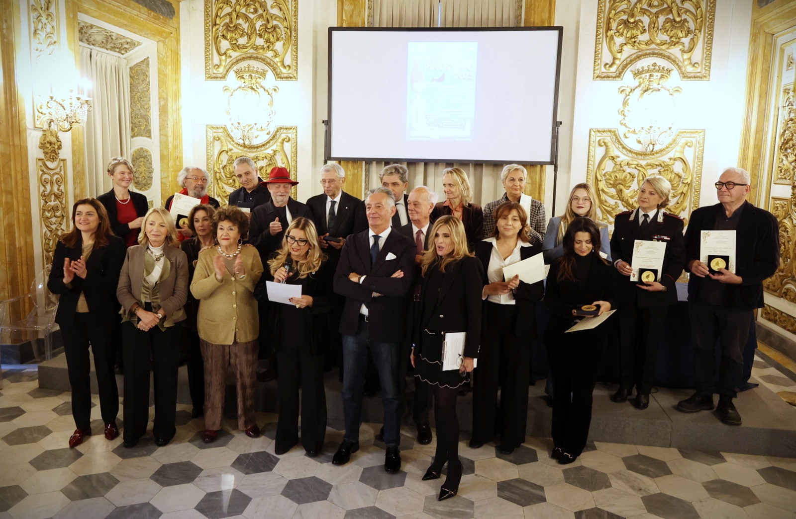 foto di gruppo dei premiati in sala Luca Giordano