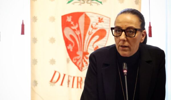 Sindaca Metropolitana Sara Funaro con gonfalone cmf sul fondo