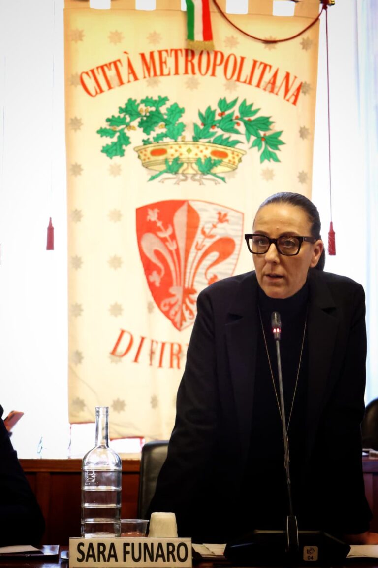 Sindaca Metropolitana Sara Funaro con gonfalone cmf sul fondo
