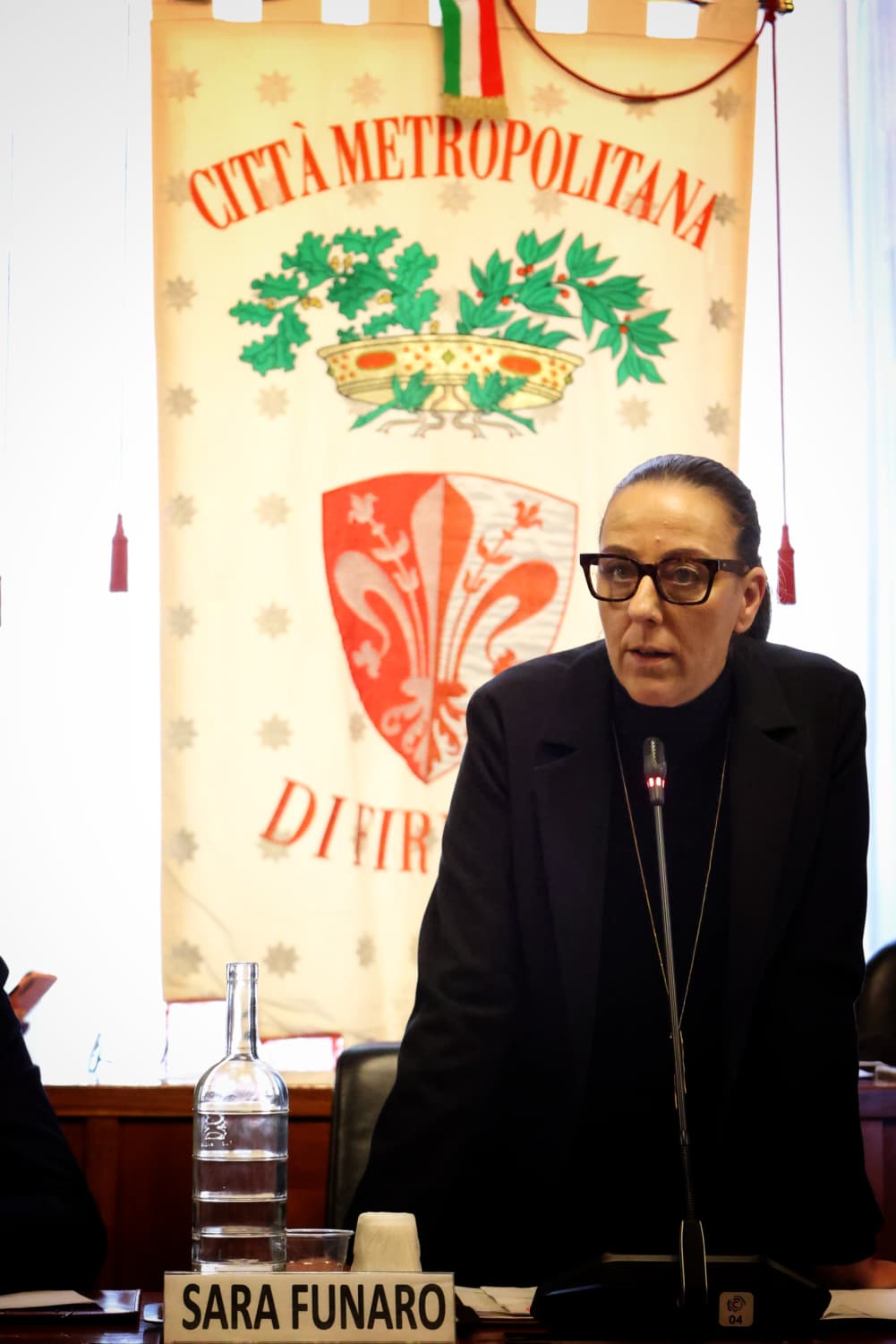 Sindaca Metropolitana Sara Funaro con gonfalone cmf sul fondo