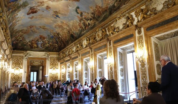 visione trasversale della sala luca giordano dal tavolo dei relatori