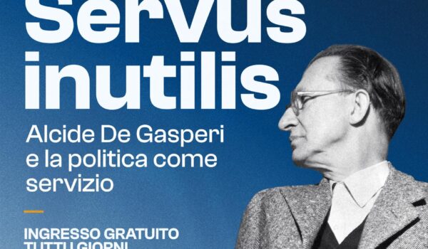 locandina con informazioni sulla mostra e primo piano di Alcide de Gasperi