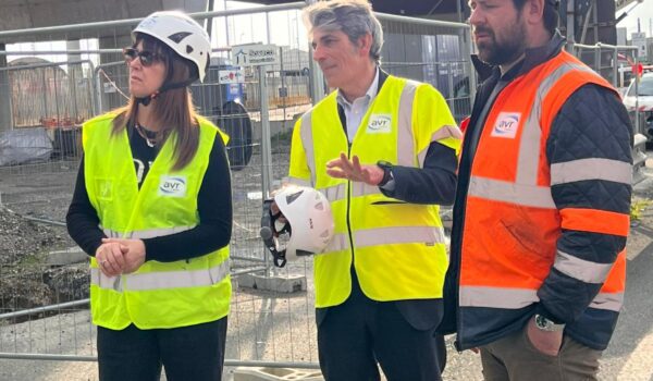 sopralluogo di tre tecnici presso cantiere del ponte mobile sulla FiPiLi