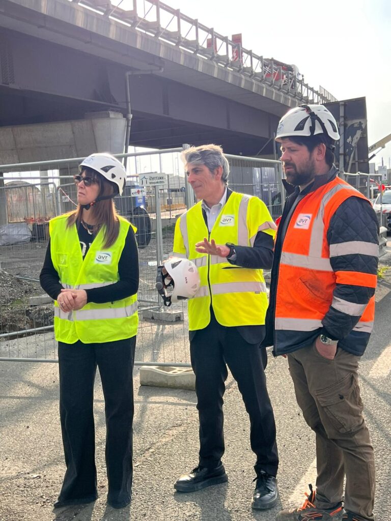 sopralluogo di tre tecnici presso cantiere del ponte mobile sulla FiPiLi