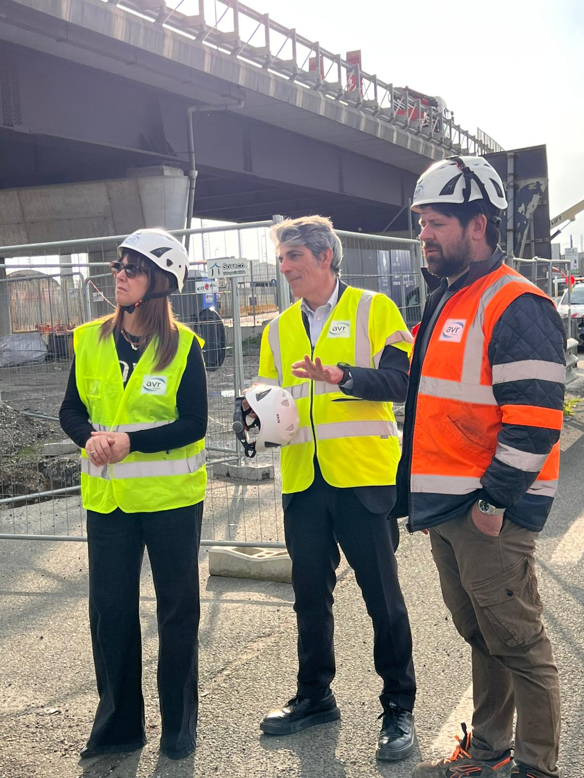 sopralluogo di tre tecnici presso cantiere del ponte mobile sulla FiPiLi