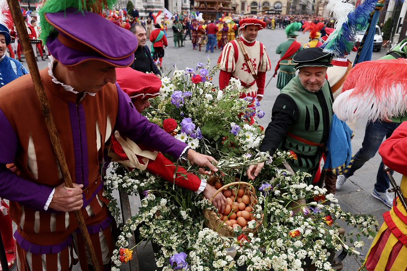 figuranti del corteo storico in abiti rinascimentali con al centro cesto di uova