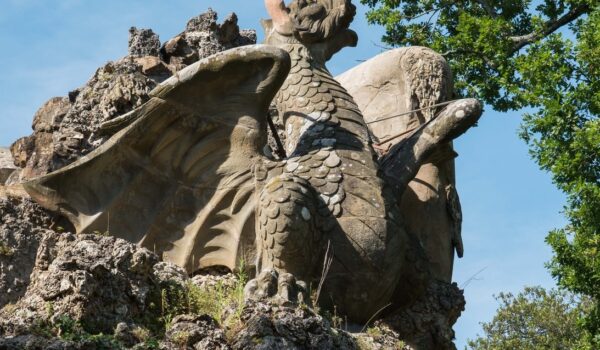 statua di drago vista dal basso laterale, al parco mediceo di Pratolino