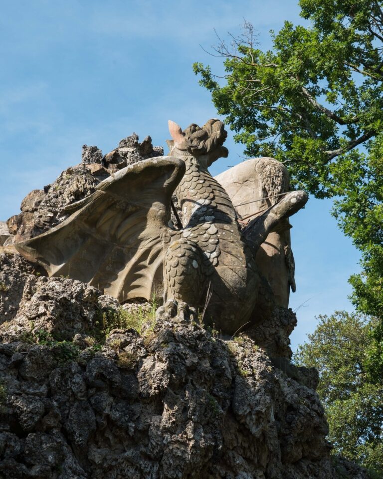 statua di drago vista dal basso laterale, al parco mediceo di Pratolino