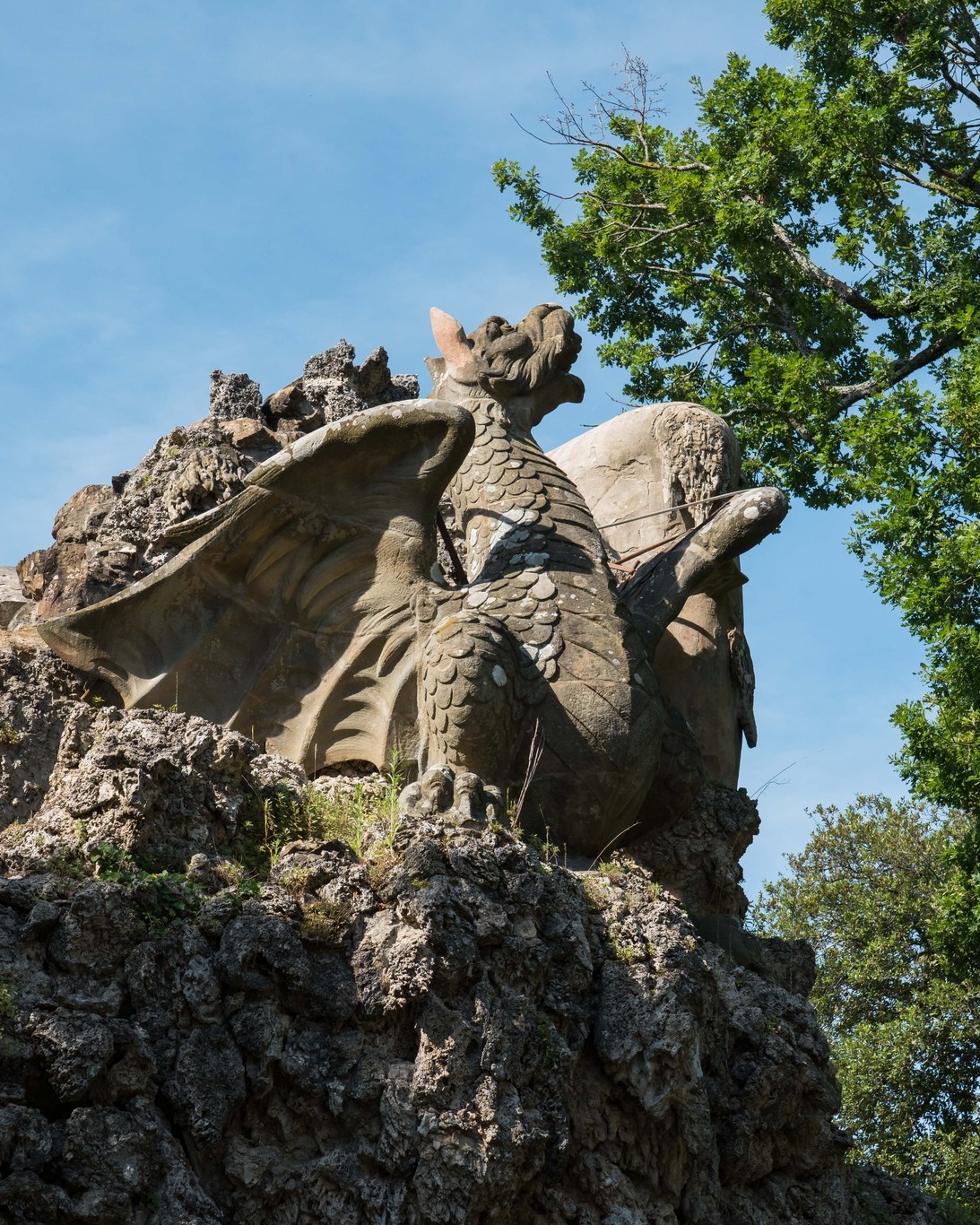 statua di drago vista dal basso laterale, al parco mediceo di Pratolino