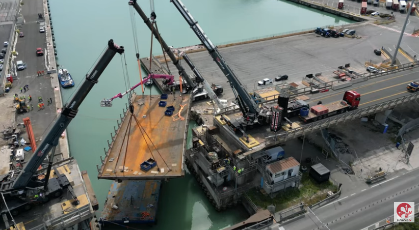 Frame dal video Florence Tv ch mostra la ricollocazione di un settore di ponte con grandi gru