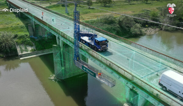 camion con piattaforma aerea telescopica con scritta "displaid" su ponte