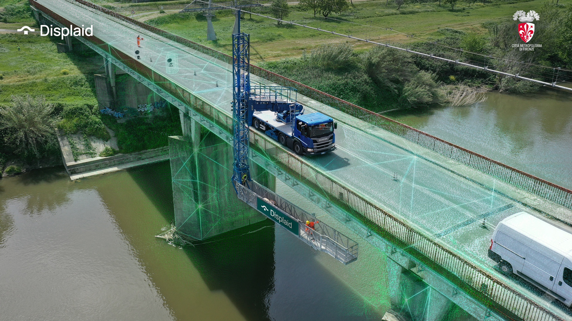camion con piattaforma aerea telescopica con scritta "displaid" su ponte