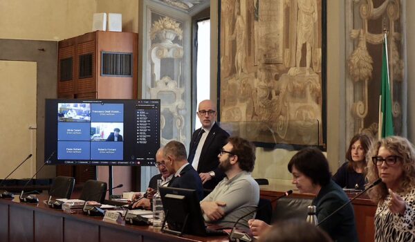 sala quattro stagioni, durante il consiglio metropolitano: arazzi alle pareti e scranni dei membri