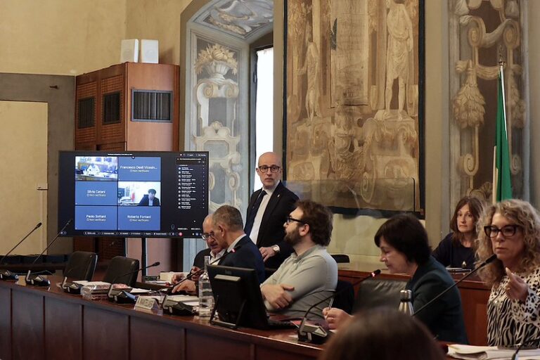 sala quattro stagioni, durante il consiglio metropolitano: arazzi alle pareti e scranni dei membri