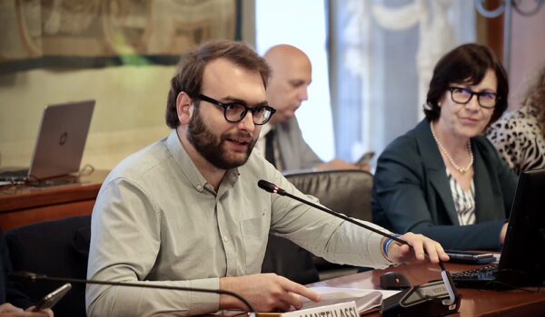 il vicesindaco Michelassi durante il consiglio metropolitano
