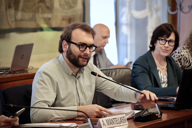 il vicesindaco Michelassi durante il consiglio metropolitano