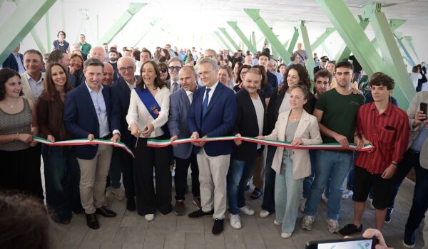 la sindaca Funaro tagli il nastro insieme alle altre autorità, all'interno della nuova palestra dell'istituto agrario di Firenze
