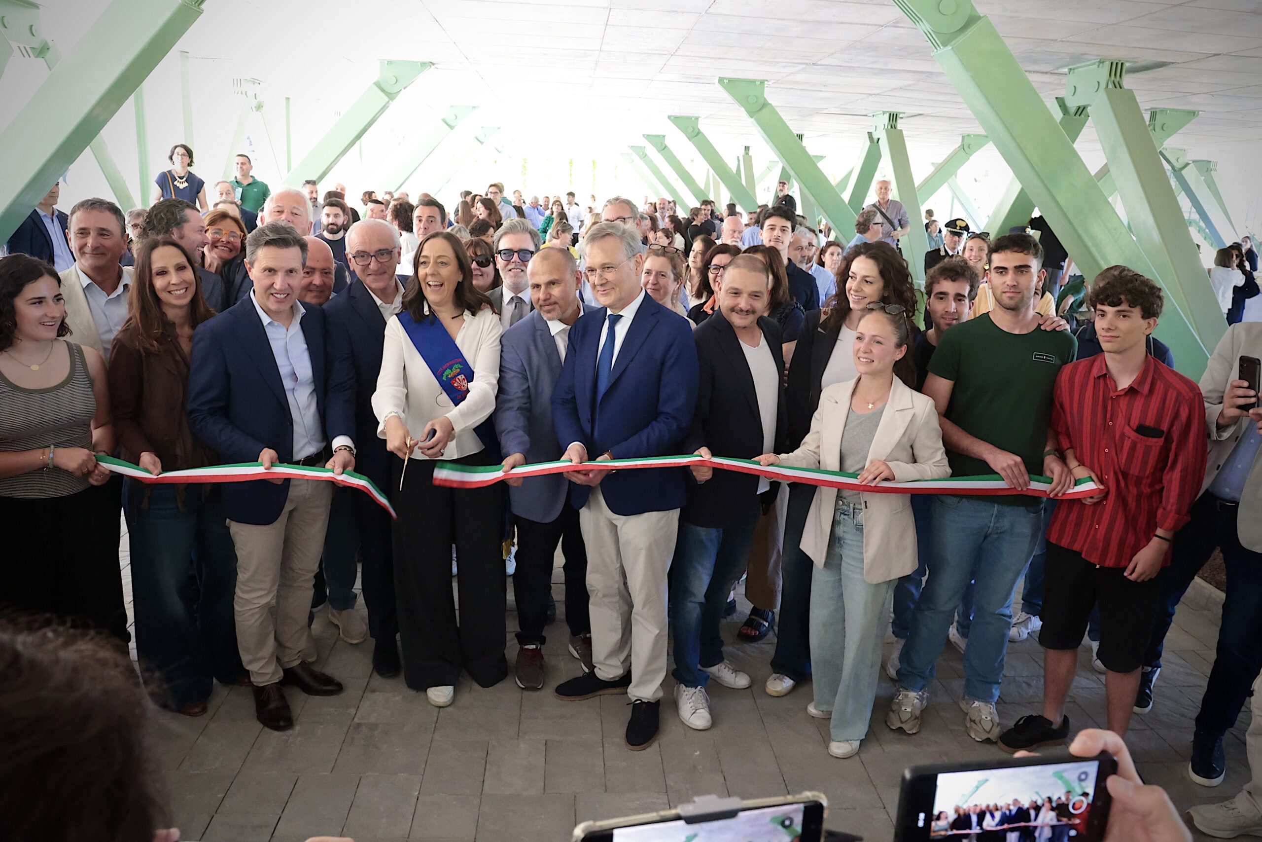 la sindaca Funaro tagli il nastro insieme alle altre autorità, all'interno della nuova palestra dell'istituto agrario di Firenze