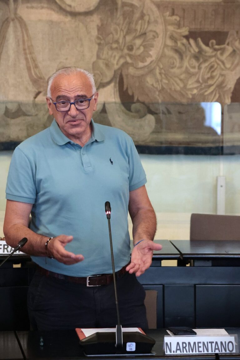 il consigliere metropolitano Armentano durante il consiglio metropolitano