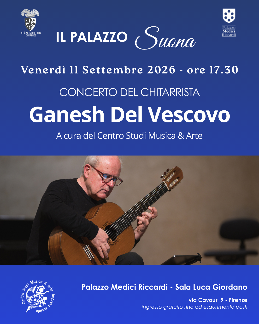 Ritratto dell'artista Ganesh Del Vescovo in Palazzo Medici Riccardi mentre suona la chitarra