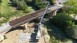 Veduta dall'alto dei lavori sul ponte di Certaldo, impalcato e gru