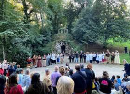 un momento dello spettacolo 'apparizioni nel parco', al parco mediceo di pratolino
