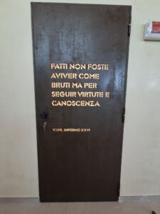 porta con verso dell'Inferno "fatti non foste per viver come bruti ma per seguire virtute e conoscenza"