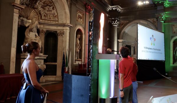 il momento dell'accensione del braciere nel salone dei cinquecento, palazzo vecchio
