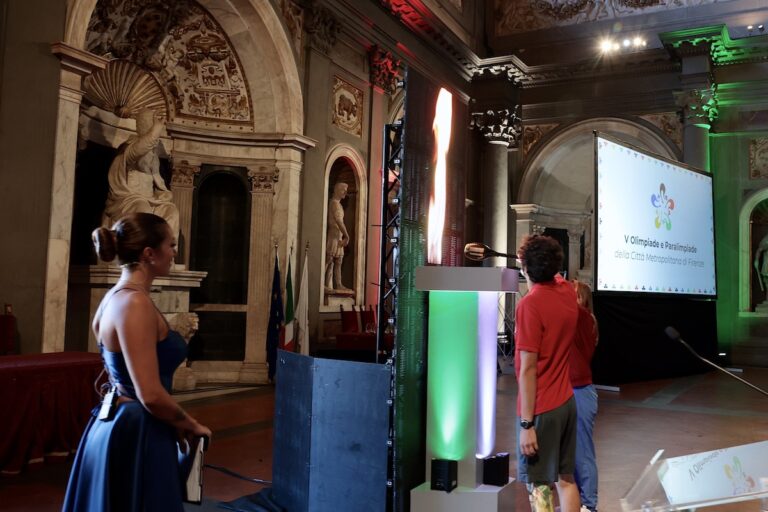 il momento dell'accensione del braciere nel salone dei cinquecento, palazzo vecchio