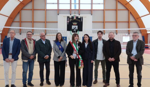 foto di gruppo nella nuova palestra, con sara funaro, emma donnini, nicola armentano