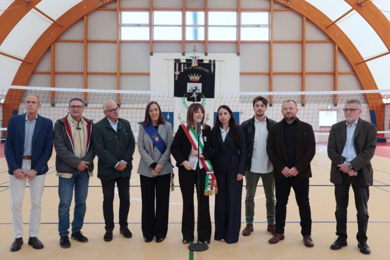 foto di gruppo nella nuova palestra, con sara funaro, emma donnini, nicola armentano