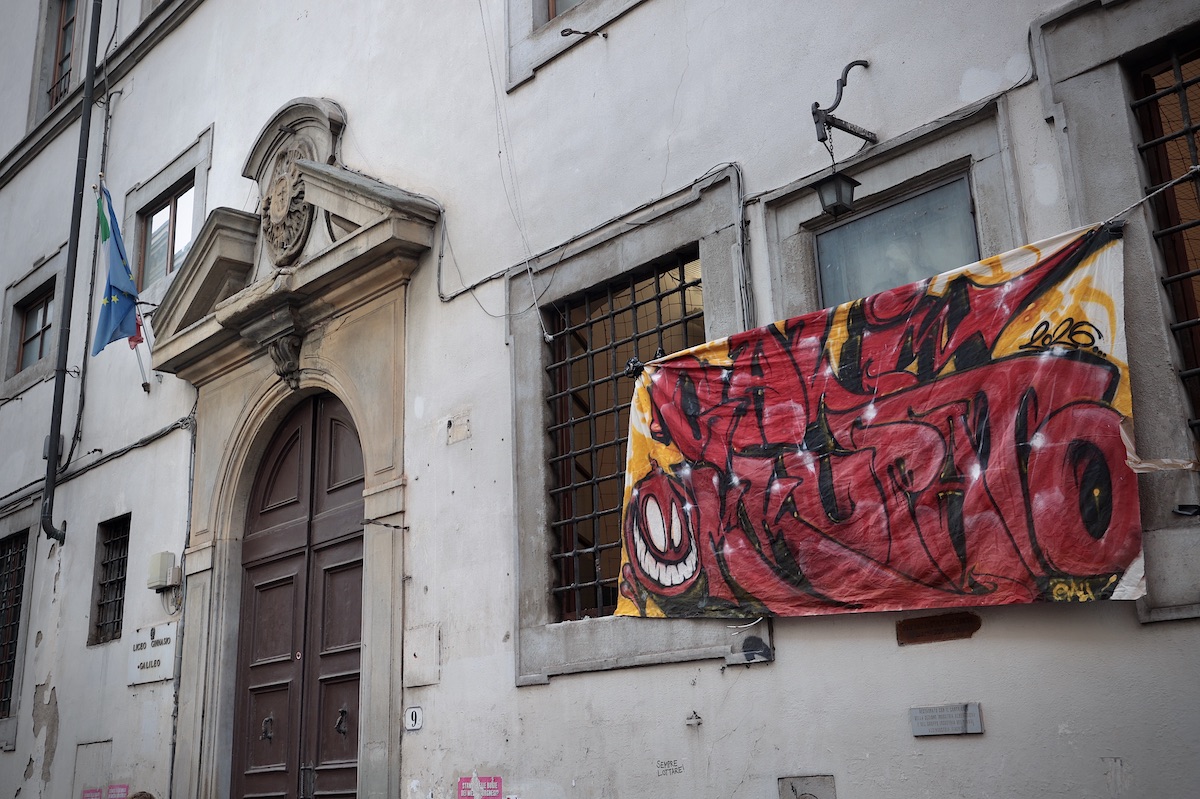 ingresso istituto scolastico con striscione alle finestre "Gali occupato"