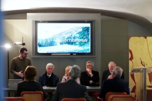 tavolo dei relatori, alle loro spalle grande schermo proietta slides sulla riserva naturale di Vallombrosa Saltino