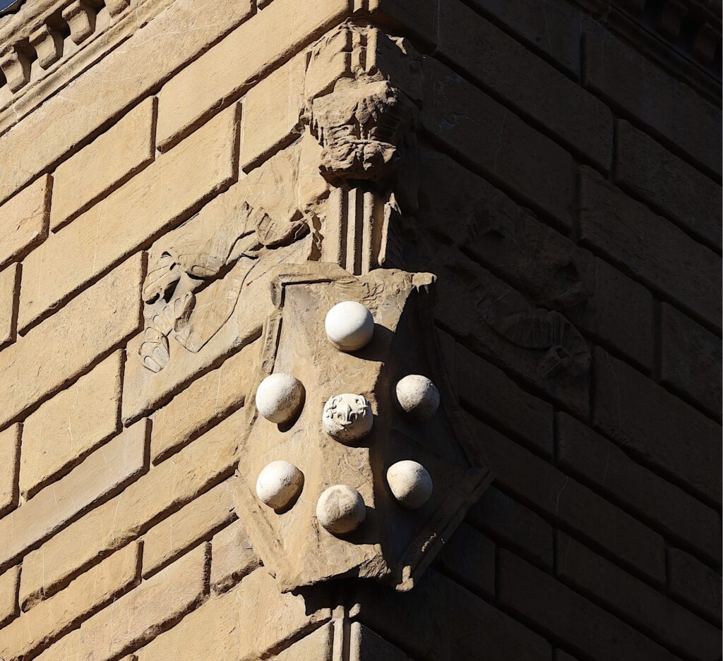 Lo stemma dei Medici su un angolo di Palazzo Medici Riccardi