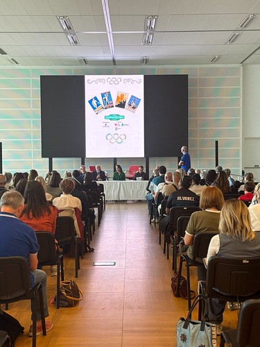 auditorio centro rogerso, pubblico seduto visto di schiena, sullo sfondo il tavolo dei relatori e alle loro spalle locandina dell'evento